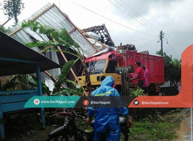 Angin Puting Beliung, Rusak Rumah Sejumlah Rumas di Desa Sitiluhur Gembong